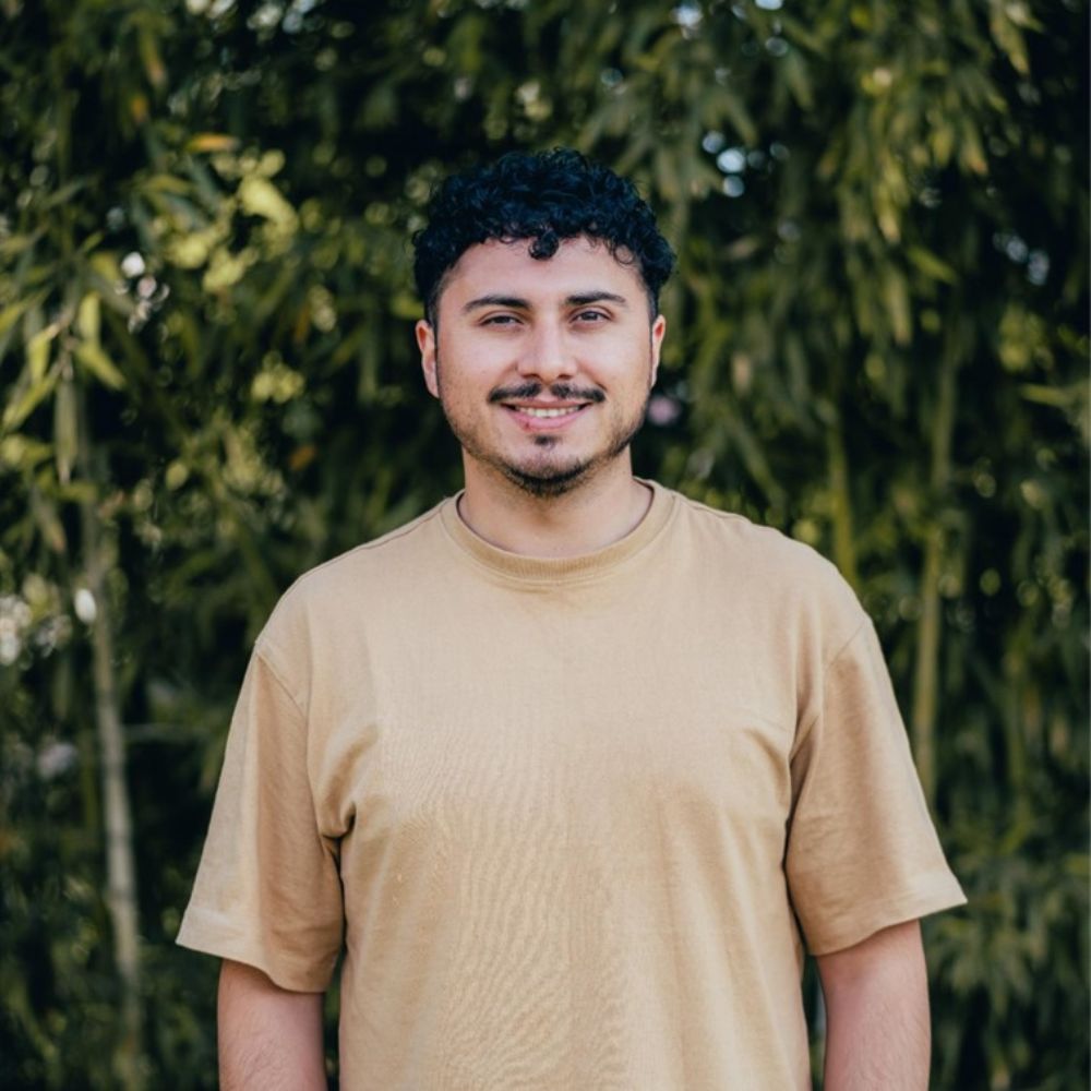 “En términos globales, la industria textil es la segunda más contaminante del mundo después de la industria energética. Y Chile es el principal consumidor de ropa nueva en Latinoamérica y además es el principal importador de ropa de segunda mano en la región", señala Bastián Barria.